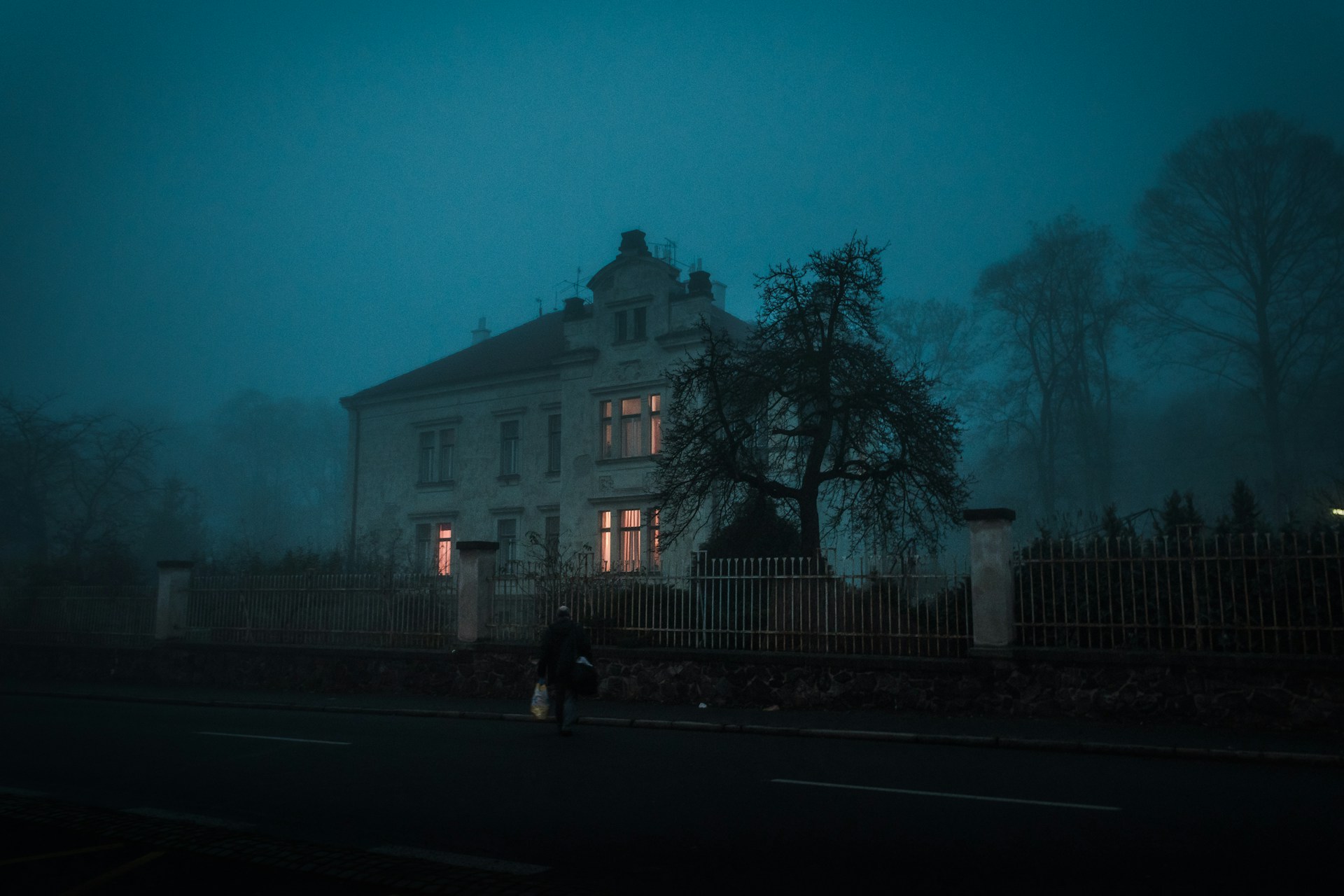 Would You Rather Be Trapped In An Insane Asylum or Haunted House For 3 Days?